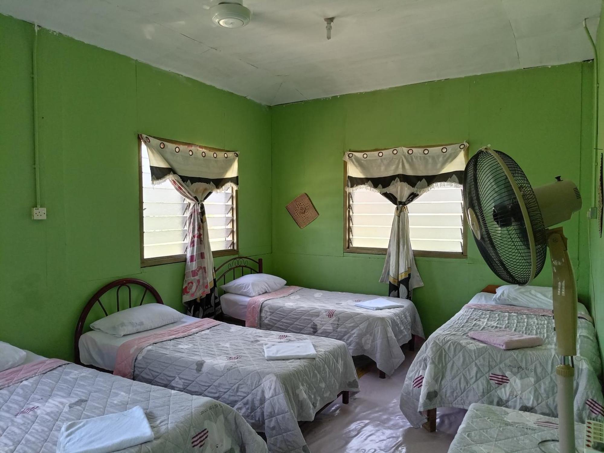 Mulu D Cave Homestay Екстериор снимка
